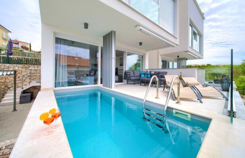 VILLA SOLIS - LACUS Apartment Cijan mit beheiztem Pool