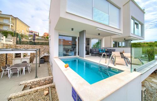 VILLA SOLIS - LACUS Apartment Cijan mit beheiztem Pool