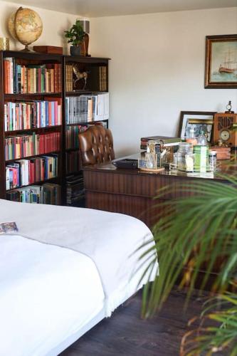 Luxurious cabin with desk & mini library near Spice of India