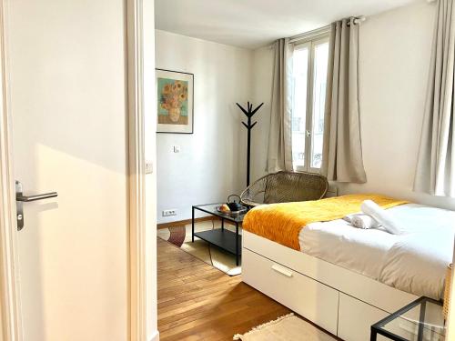 Cosy appartment in the marais district - image 4