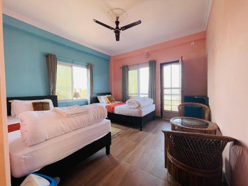 Twin Room with Balcony image 3