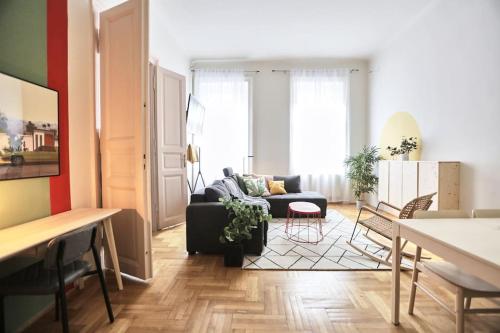 Unwind in Style w SAUNA dsgn 2BR Home, Budapest