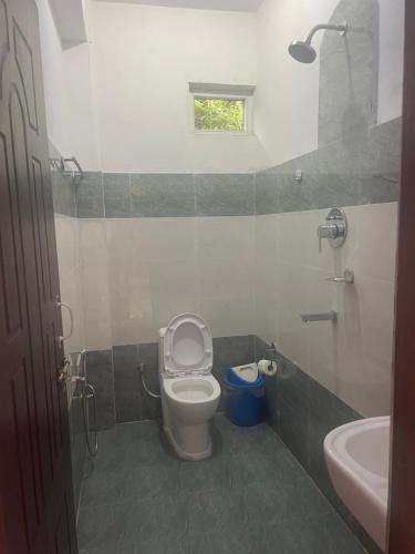 Twin Room with Bathroom image 1