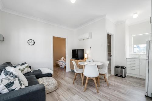 Smugglers Inn Studio Apartments - Tap to explore photos