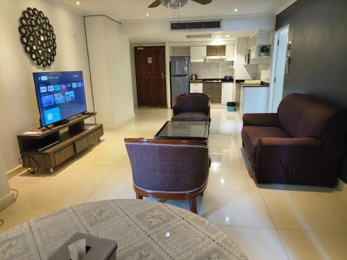 Omni Tower Sukhumvit Nana by Direct Rooms