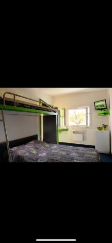 1 double bed, 1 bunk bed