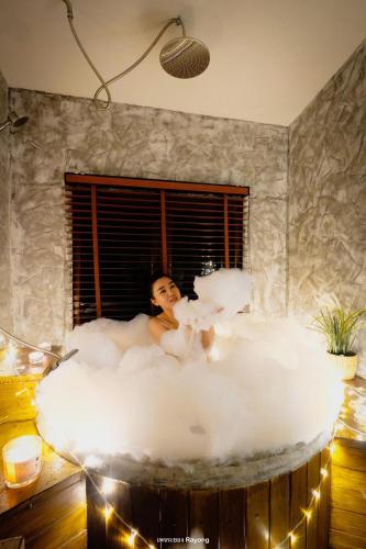 Hot tub, เติมเต็มคาเฟ่&แคมป์ปิ้ง by สวนเขาจุก near Wat Saranat Thammaram