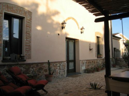 Dārzs, Is Scabas Guestrooms in Solarussa