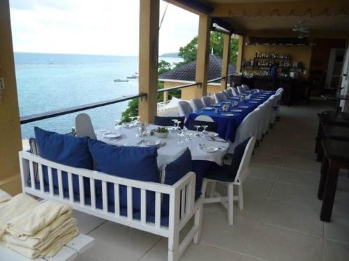 Restaurant, Moxons Beach Club near Ian Fleming internasjonale lufthavn