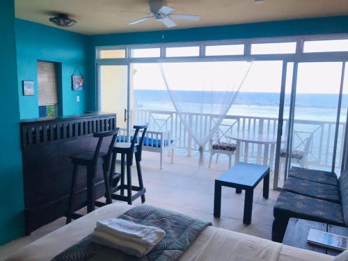 Moxons Beach Club near Ian Fleming internasjonale lufthavn