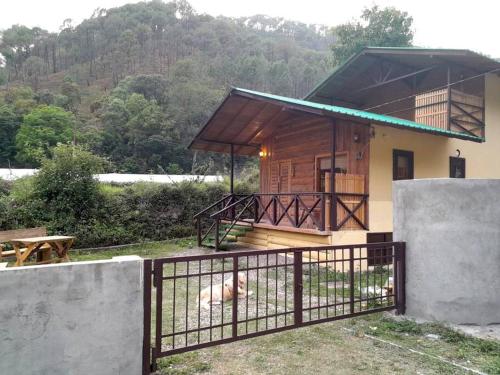 Whistling Thrush Chalet