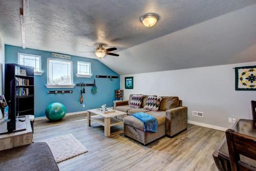 B&B Boise - Boise's Beach House with upstairs Bonus Room! Cat and Dog friendly, fully fenced yard, grill, patio furniture, near park and tennis courts, 5 minutes to Boise Town Square - Bed and Breakfast Boise