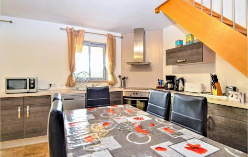 3 Bedroom Lovely Home In Flaux