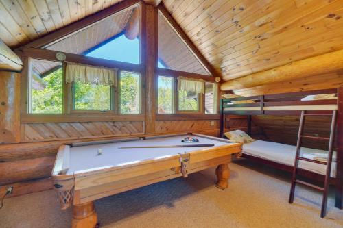 Smoky Mountain Vacation Rental Cabin with Hot Tub! in Gatlinburg, USA