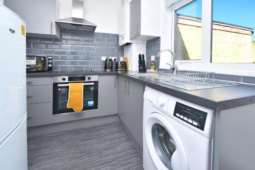 Lily House by YourStays - Cosy 3 Bedroom House in Crewe 3