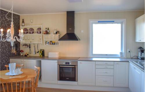 virtuve, 4 Bedroom Lovely Home In Skånevik (4 Bedroom Lovely Home In Skanevik) in Skanevik