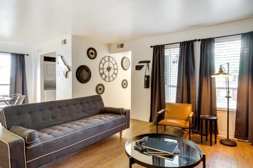 Contemporary Dallas Condo with Pool Access! in Dallas, USA
