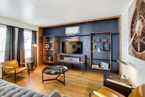 Contemporary Dallas Condo with Pool Access! in Dallas, USA