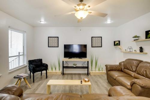 Serene Dallas Condo with Pool - Walkable Location! in Dallas, USA