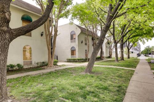 Serene Dallas Condo with Pool - Walkable Location! in Хайленд-Парк