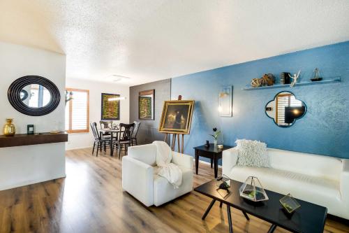 Walkable Dallas Vacation Rental with Community Pool! in Хайленд-Парк