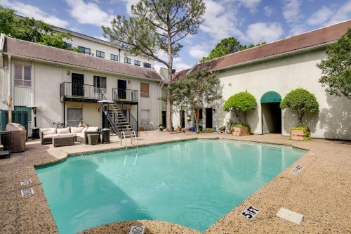 Stylish Knox Henderson Condo with Community Pool! in Dallas, USA