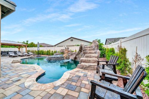 IndioStay with private Pool, Water Slide, Waterfall, Jacuzzi and Fire Pit near Coachella