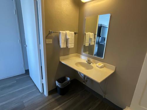 Motel 6 Ely, NV - 화장실