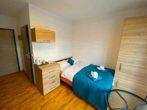 1 double bed, 2 twin beds