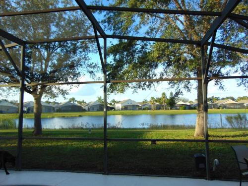 3000sf fenced waterfront private pool villa 15 minutes from Disney! in Orlando, USA