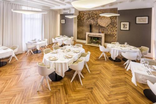 餐廳, Hotel Château de la Barbinière (Hotel Chateau de la Barbiniere) in 塞夫勒河畔聖洛朗