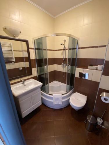 1 double bed, 1 twin bed