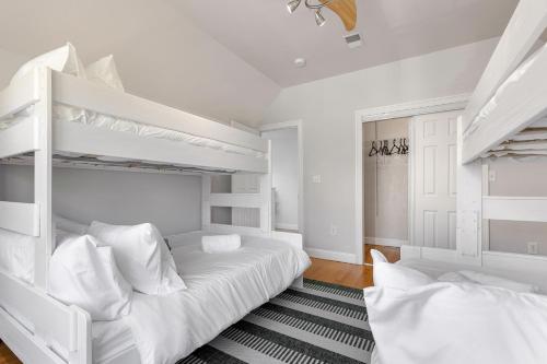 Amazing family-friendly and group-friendly accommodation #TheBackDorch in Boston, USA