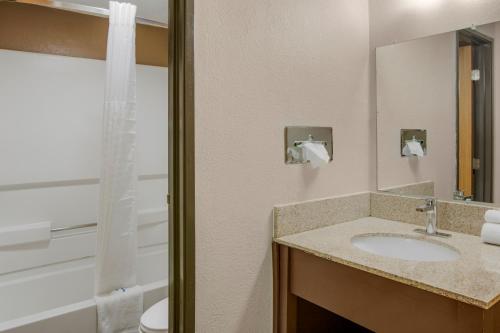 Rodeway Inn & Suites Grand Rapids Southeast - 샤워실