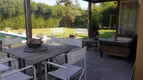 Hermosa casa con fogonero, parrilla cubierta, pileta y jardin parquizado