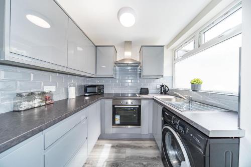 RYAN AIR I BNB - Huge 4 Bedroom House with Free Parking gîte à louer Admiral Street Police Station (Merseyside Police)
