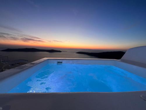 Esmi Suites Santorini