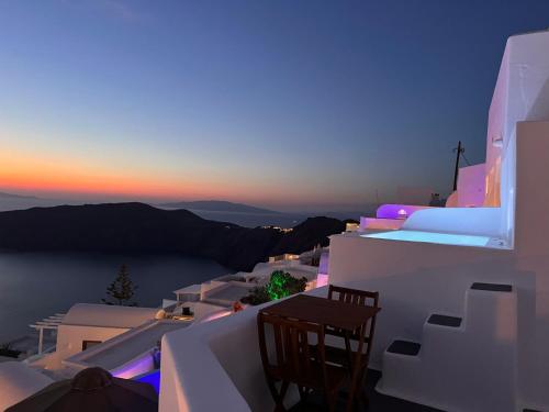 Esmi Suites Santorini