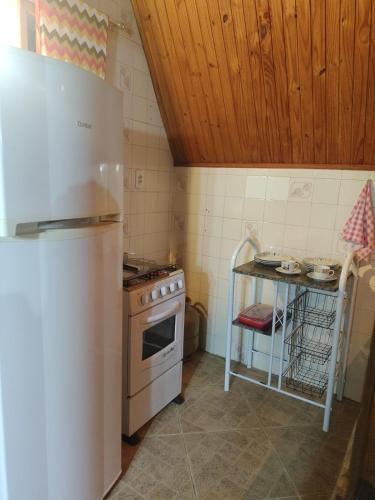 Konyha, Chalet confortável na cidade das estrelas (Chalet confortavel na cidade das estrelas) in Santa Maria Madalena