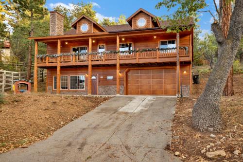 Bear Creek Lodge- Incredible Log Cabin Chalet- Hot Tub- Games- Wet Bar- Pets Ok