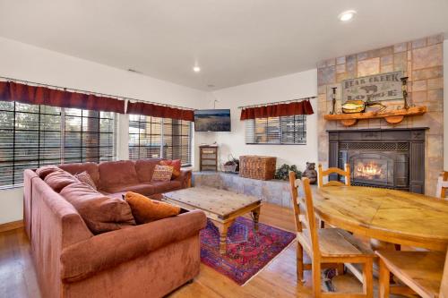 Bear Creek Lodge- Incredible Log Cabin Chalet- Hot Tub- Games- Wet Bar- Pets Ok thumb 4