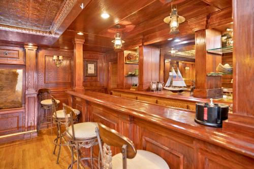 Bear Creek Lodge- Incredible Log Cabin Chalet- Hot Tub- Games- Wet Bar- Pets Ok detail