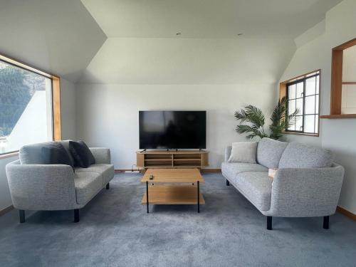 Panoramic Views - 10 minutes walk to Town