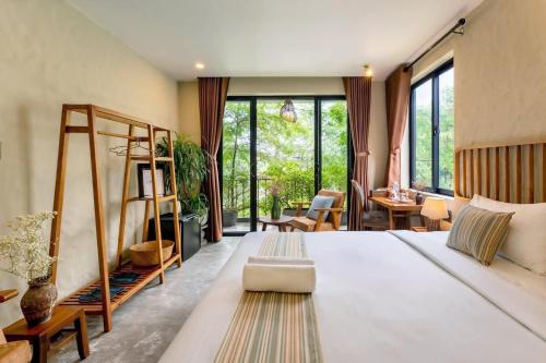King Room with Garden View image 5