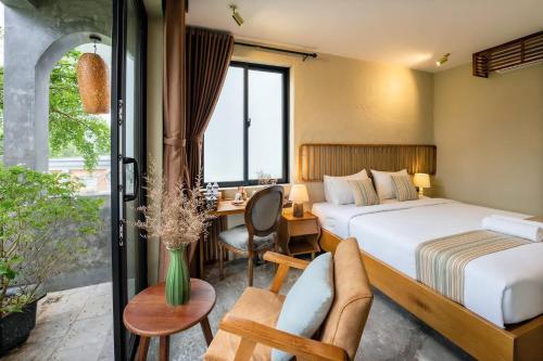 King Room with Garden View image 2