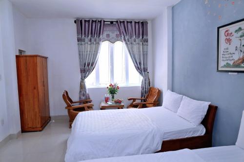 King Room image 3