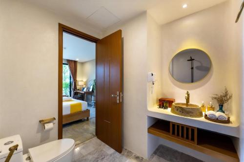 Deluxe Double Room with Balcony image 3