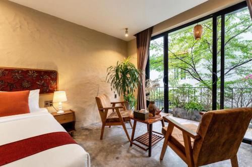 Junior Suite with Balcony image 3