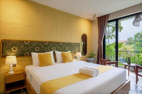 King Room with Garden View image 9