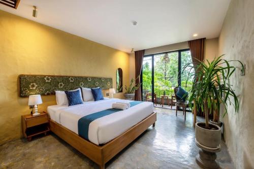 King Room with Garden View image 6